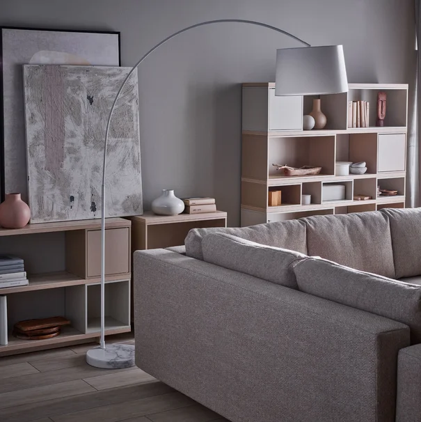 Jasny salon z beżową sofą i subtelnymi dekoracjami.